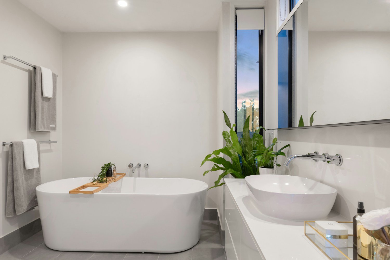 Baño luminoso de tonos claros como inspiración para una reforma